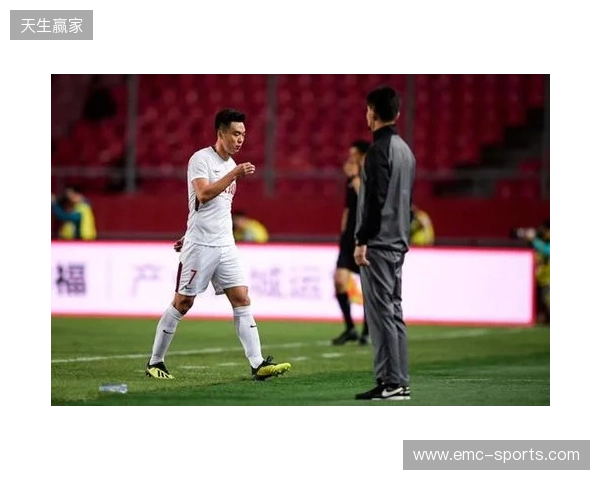 飞踹座椅染红!玉昆官方:门将教练米克尔造成恶劣影响,罚款2万